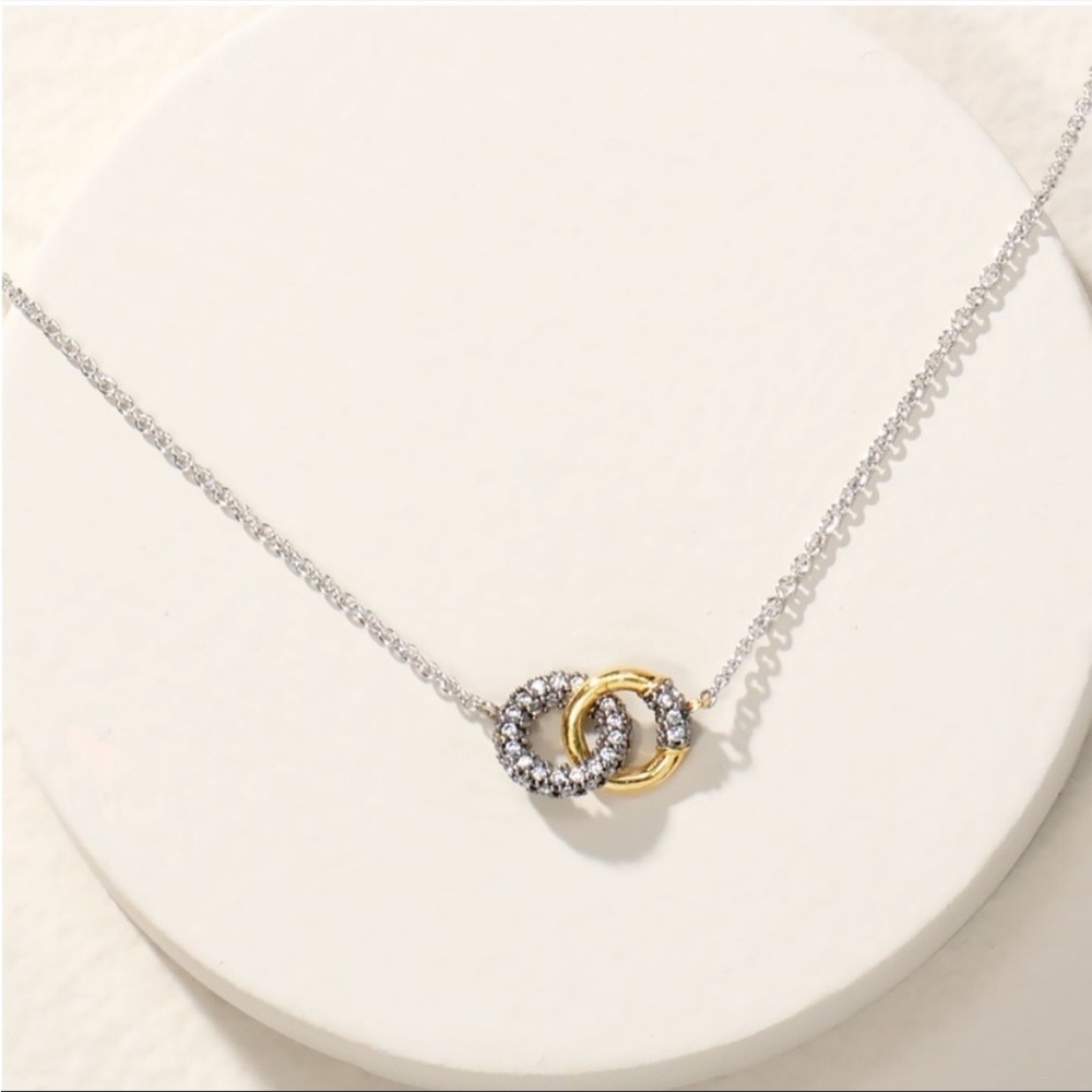 Stella & Dot delicate interlock necklace, EUC.